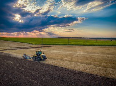 Traktör yetiştirilmesi alan sonbahar 