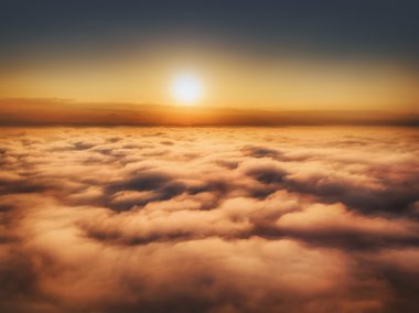 Bulutların üzerinde uçarken