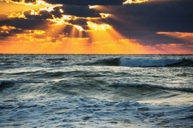 Denizin üzerinde güzel bir gün doğumu