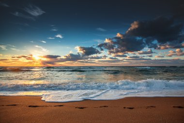 Denizin üzerinde güzel bir gün doğumu