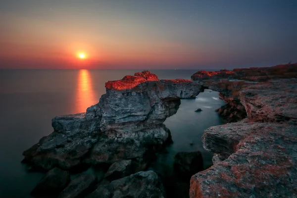 Arcul - formațiune de rocă lângă Tyulenovo. Fotografie lungă de expunere — Fotografie, imagine de stoc