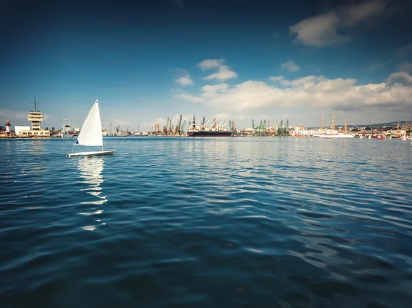 Sailing boats competing in the regatta at sea — Stock Photo, Image