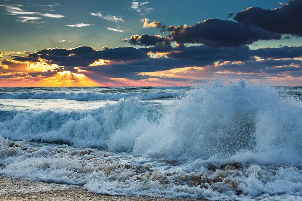 Восход солнца над морем — стоковое фото