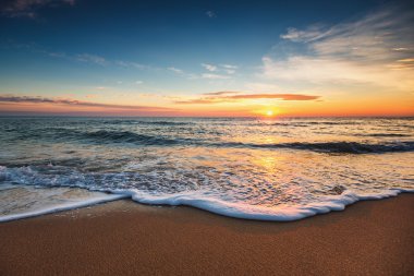 Denizin üzerinde güzel bir gün doğumu