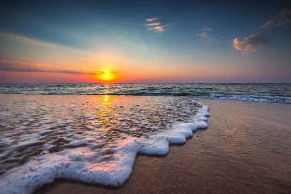 Schöner Sonnenaufgang über dem Meer — Stockfoto