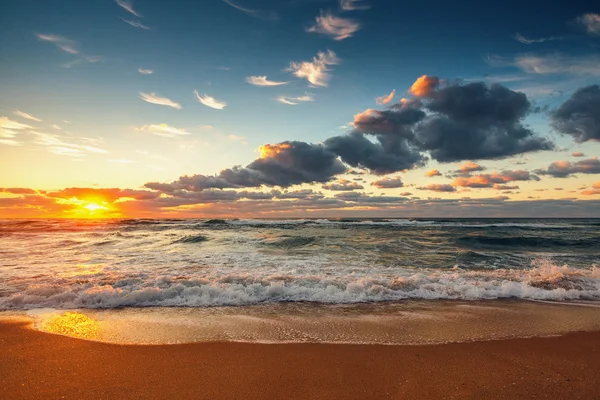 Belo nascer do sol sobre o mar — Fotografia de Stock