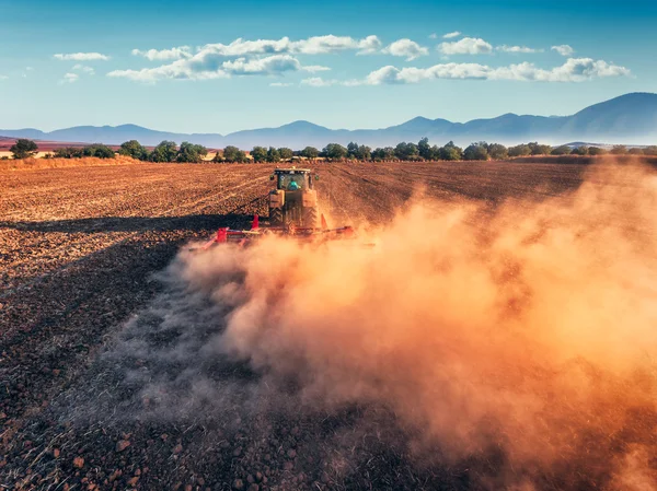 Traktor odla fältet på hösten — Stockfoto