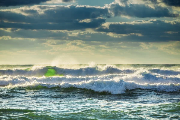 Schöne grüne Sonnenaufgangswelle — Stockfoto