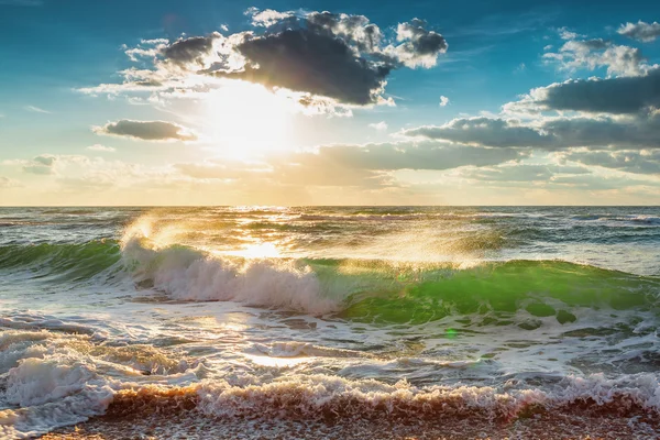 Prachtig wolkenlandschap boven de zee, zonsondergang shot — Stockfoto