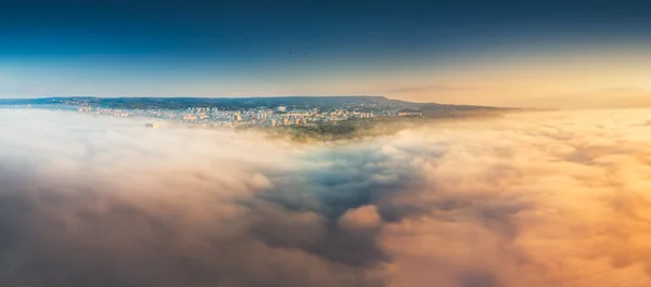 Bulutların üzerinde uçarken — Stok fotoğraf