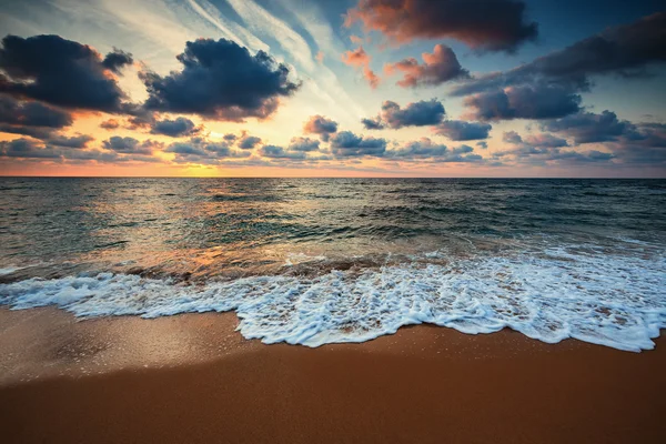 Hermoso paisaje nublado sobre el mar —  Fotos de Stock