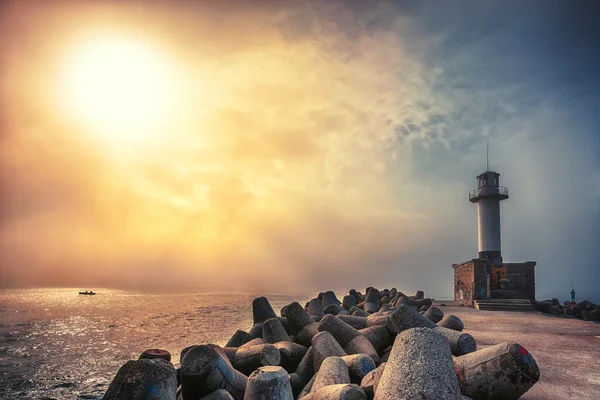 Leuchtturm im nebligen Meer — Stockfoto