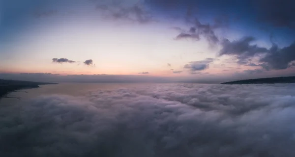 Gün doğumunda bulutların üzerinde uçmak — Stok fotoğraf