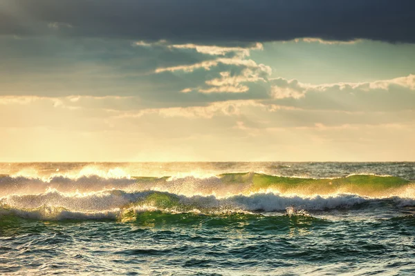 Bellissimo paesaggio nuvoloso sul mare, colpo al tramonto — Foto Stock