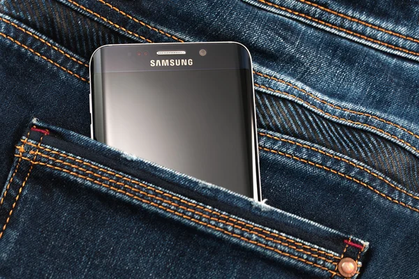 Varna, Bulgarien - 04. Oktober 2016: Studioaufnahme einer schwarzen Samsung Galaxie s6 edge + Smartphone, mit 16 mp, f 1,9, 28mm Kamera, Quad-Core 2,1 ghz und 1440 x 2560 Pixel Displayauflösung — Stockbild Varna, Bulgarien - 04. Oktober 2016: Studioaufnahme eines schwarzen Sams — Stockfoto