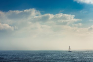 Tekne sisli denizde sakin bir sabah