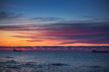 Denizin üzerinde güzel bir gün doğumu