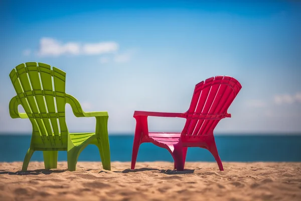 Två solstolar på stranden — Stockfoto