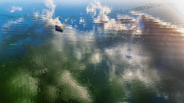 Luchtfoto van een houten boot in het meer — Stockfoto