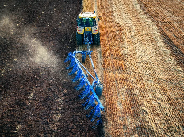 Traktor pěstování pole na podzim — Stock fotografie