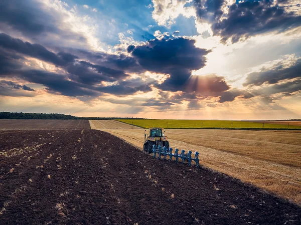 Campo de cultivo do tractor no Outono — Fotografia de Stock