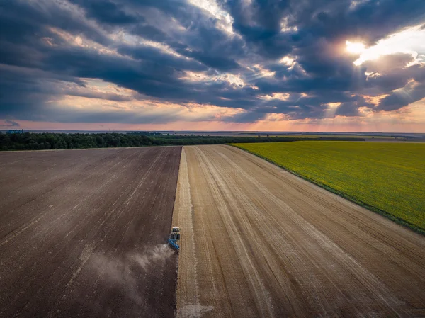 Campo de cultivo do tractor no Outono — Fotografia de Stock