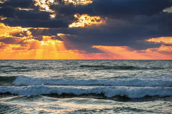 Hermoso paisaje nublado sobre el mar — Foto de Stock