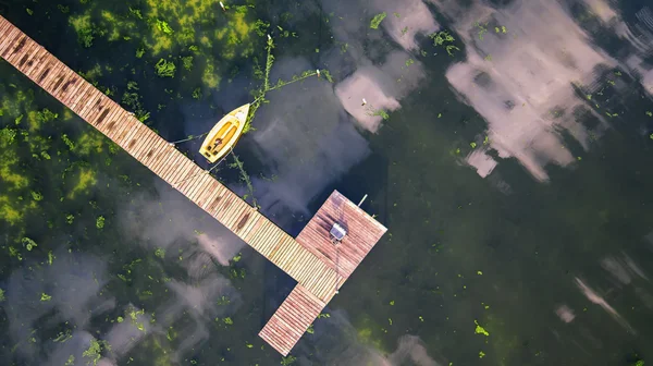 Liten brygga och båt vid sjön — Stockfoto