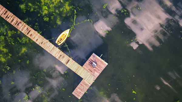 Doca pequena e barco no lago — Fotografia de Stock