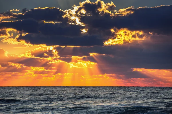 Krásný východ slunce nad mořem — Stock fotografie