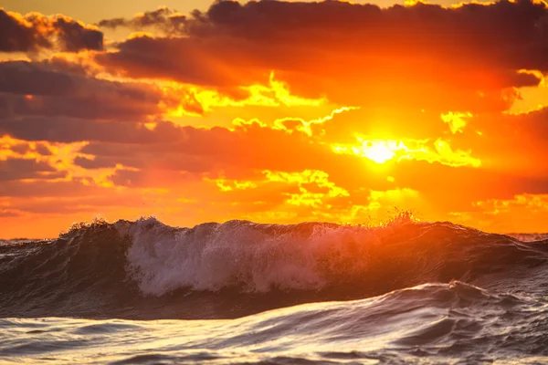 Prachtige zonsopgang boven de zee — Stockfoto