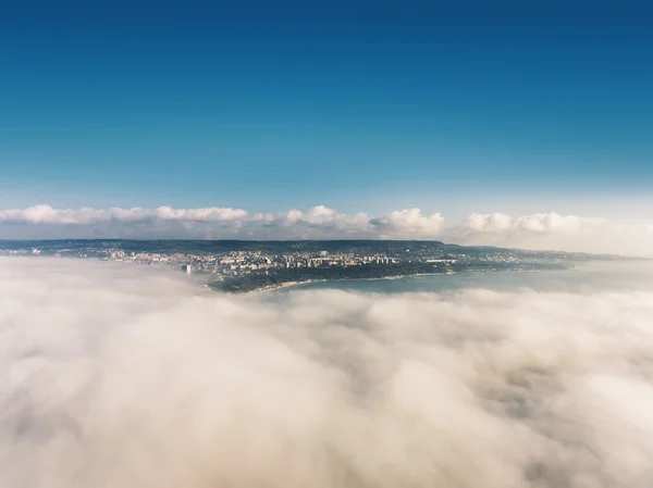 Bulutların üzerinde uçarken — Stok fotoğraf