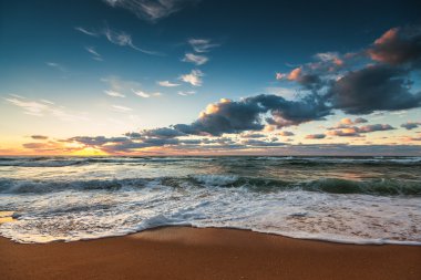 Denizin üzerinde güzel bir gün doğumu