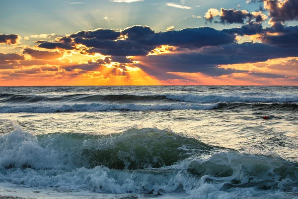 Schöne grüne Sonnenaufgangswelle — Stockfoto