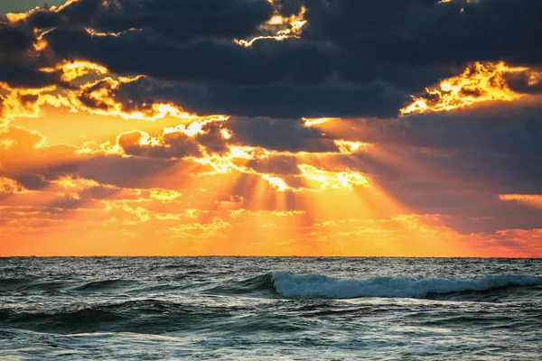 Schöner Sonnenaufgang über dem Meer — Stockfoto