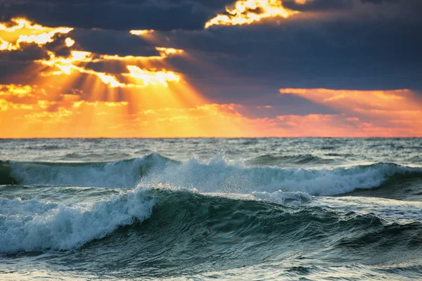 Prachtige zonsopgang met dramatische wolken boven de oceaan golven — Stockfoto