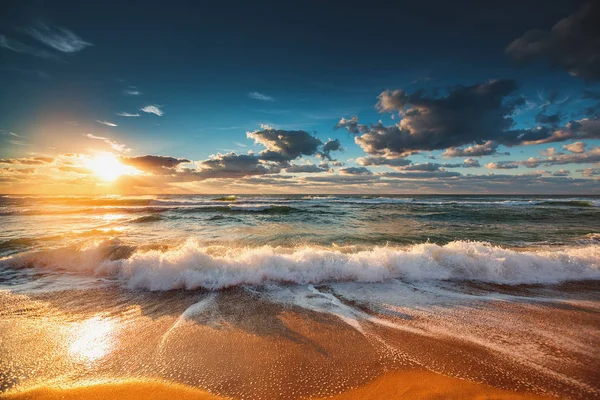 Прекрасний схід сонця над морем — стокове фото
