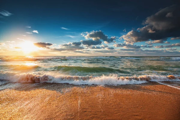 Prachtige zonsopgang boven de zee — Stockfoto