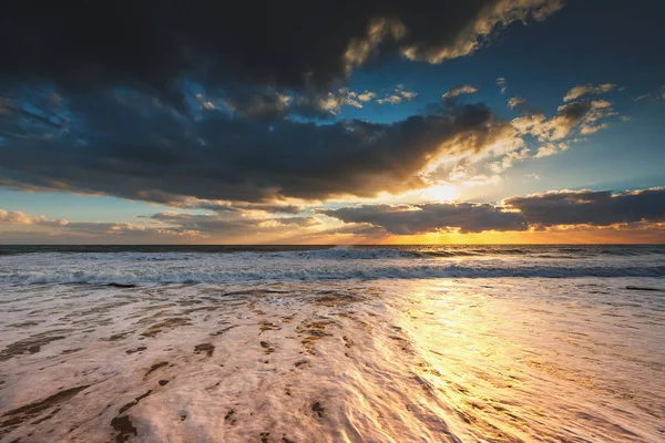 Schöne Wolkenlandschaft über dem Meer — Stockfoto