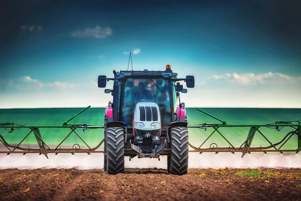 Mezőgazdasági traktor szántása és permetezése mezőn — Stock Fotó