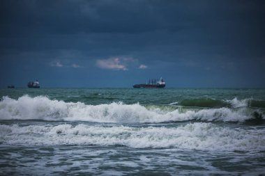 Dalgalar ve kargo gemisi okyanusa