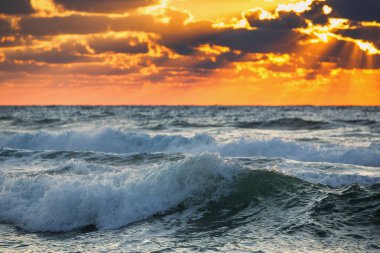 Okyanus dalgaları üzerinde dramatik cennet ile güzel gündoğumu