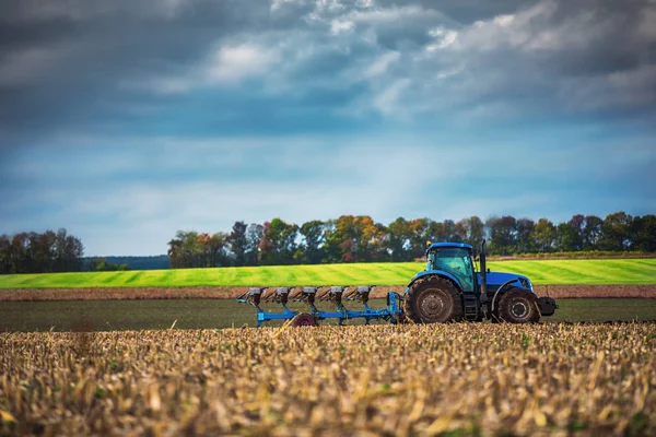 Jordbrukare i traktor förbereder mark med såbäddskultivator — Stockfoto