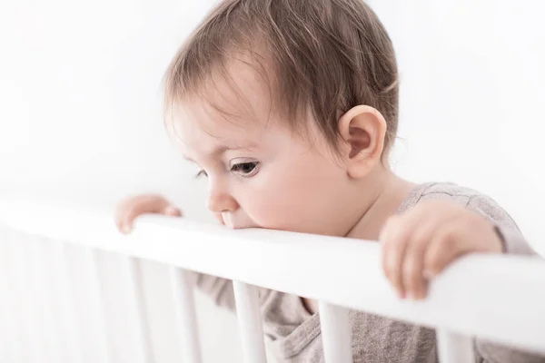 Πορτρέτο του θεραπεία μωρό στην κούνια του, απομονώνονται σε λευκό — Φωτογραφία Αρχείου