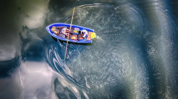Gölde bir ahşap tekne havadan görünümü — Stok fotoğraf