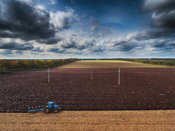 Campo de cultivo do tractor no Outono — Fotografia de Stock