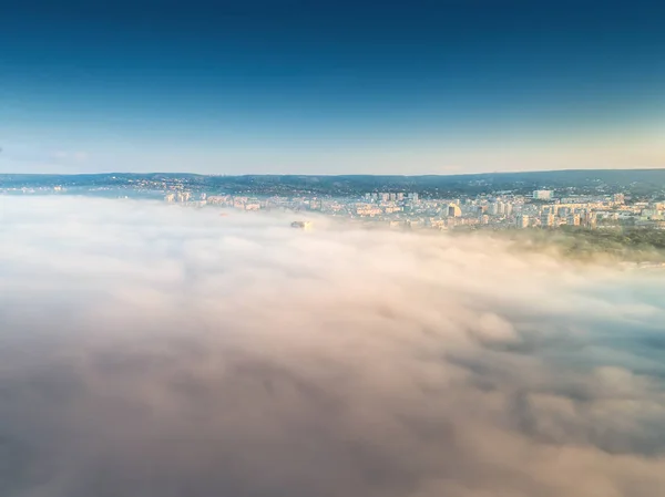 Bulutların üzerinde uçarken — Stok fotoğraf