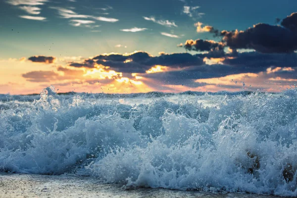 Moře vlna zblízka, nízký úhel pohledu — Stock fotografie