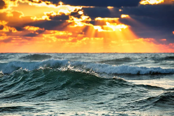 Прекрасний схід сонця з драматичним хмарним пейзажем над океанськими хвилями — стокове фото