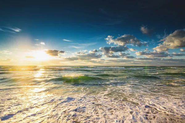 Prachtige zonsopgang boven de zee — Stockfoto